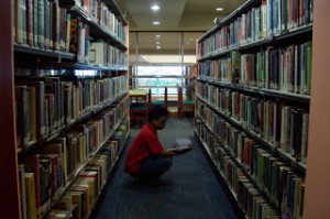 Mendesain Sendiri Perpustakaan Mini di Kamar Kost