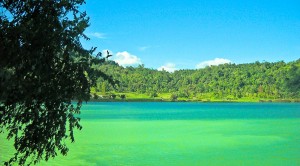 Menikmati Tiga Warna dari Danau Linow yang Indah